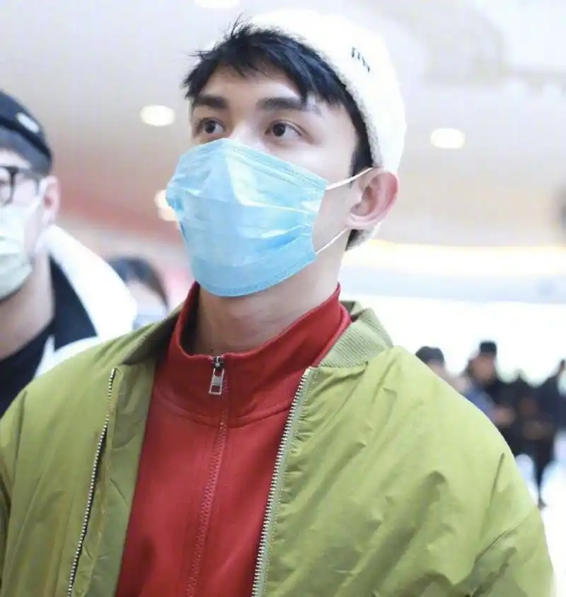 吴磊,李现等人以身作则,通通都带上了口罩,加上防范意识,没戴口罩的还