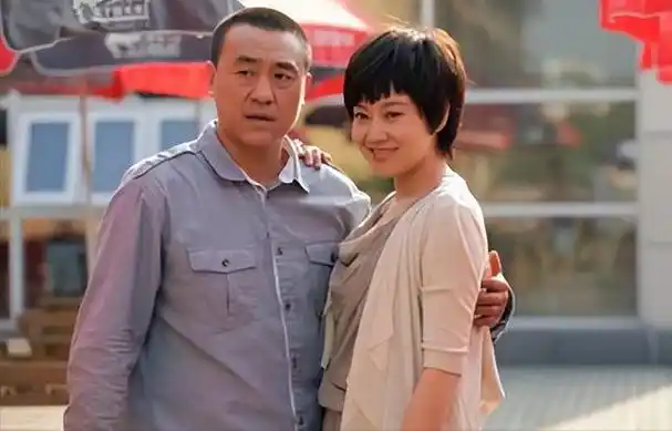 演员何冰:为何结婚几十年无绯闻?看看妻子是谁就明白了