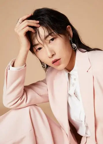 刘洛汐全新写真大片曝光 粉色西装可攻可萌气场全开