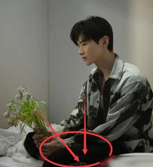 白敬亭穿着鞋子坐床上拍照而谁注意他的鞋底明星也不能这样