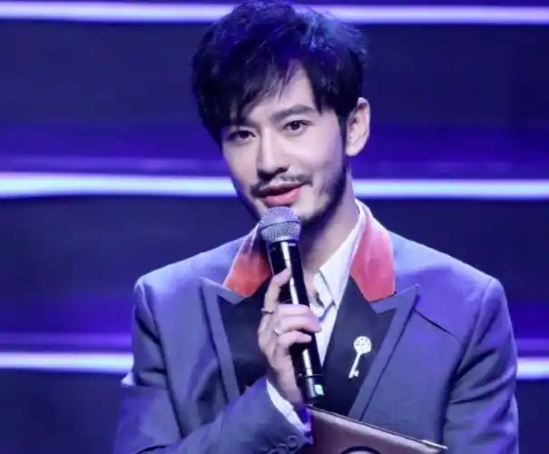 43岁黄晓明近照,漂亮成功越变越帅,留络腮胡尽显男人味!