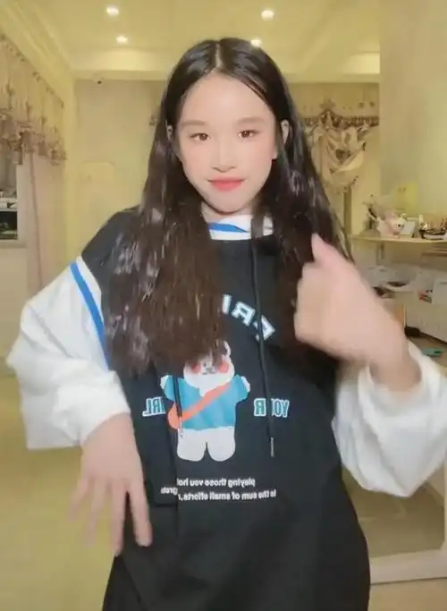 3月15日,张庭12岁的女儿林家菱在社交平台晒出一段自己跳舞的视频.