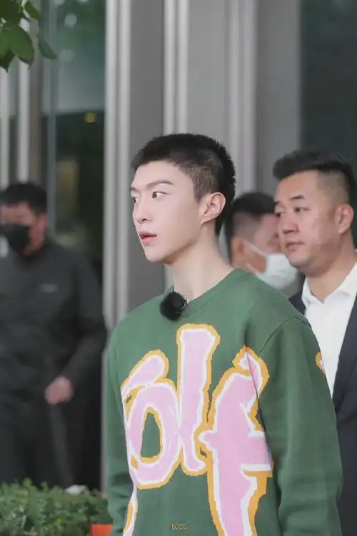 范丞丞小碎步上班