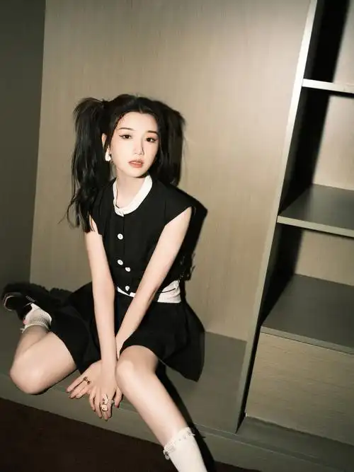 毛晓彤身穿黑白撞色学院风短裙双高马尾是精髓