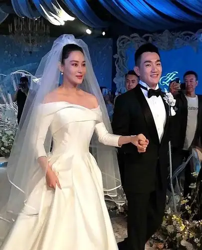 张馨予婚宴穿的两套礼服都孕味十足,身材圆润特意遮挡腹部