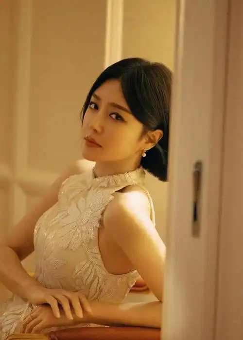 44岁秦岚不结婚不生子,与小9岁小鲜肉热恋,凭什么活得这么爽?