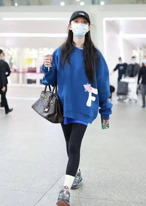 别看林允年纪不大,但穿衣还挺复古的,这一身蓝色皮衣造型真摩登_服装