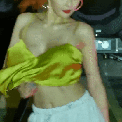 泫雅舞台上掀裙子怎么回事?泫雅舞台上掀裙子现场图视频