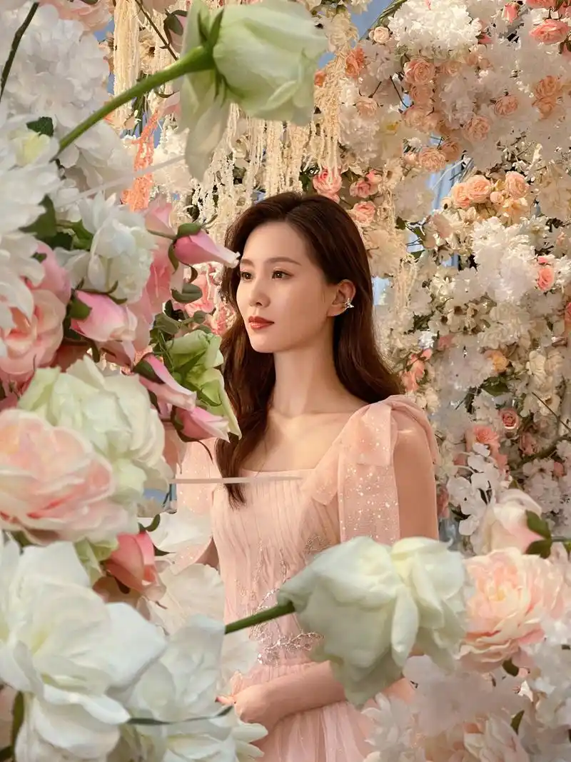 刘诗诗金色抹胸裙高贵优雅 秀修长天鹅颈气质超群