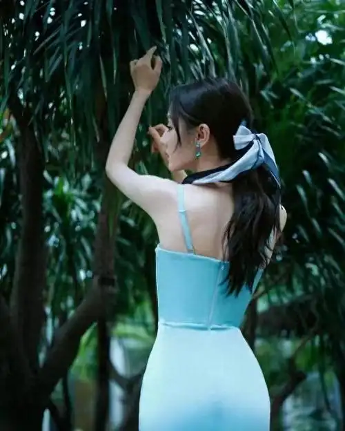 迪丽热巴身材太绝了,穿蓝色吊带长裙既显腿长,又很有女人味|迪丽热巴