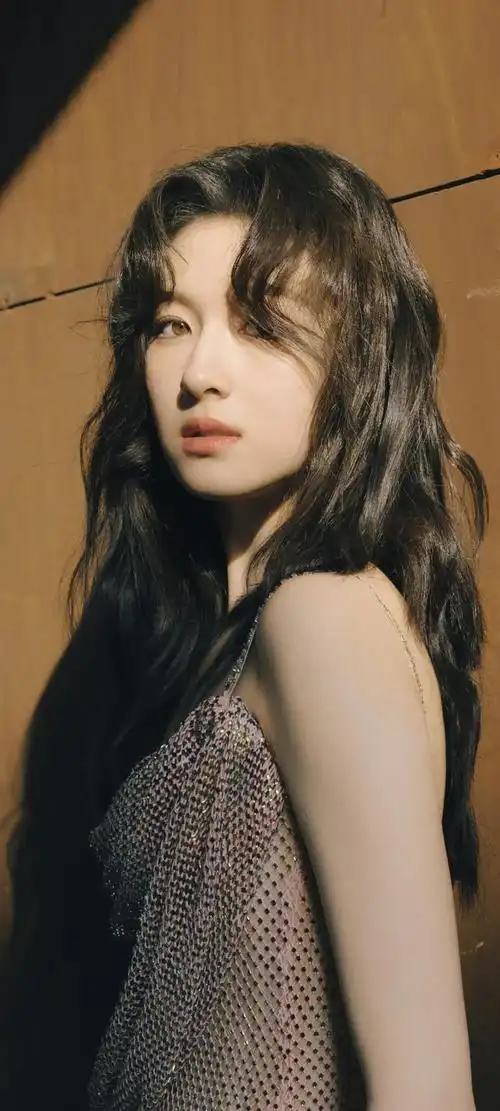 李兰迪以一头乌黑亮丽的长发和清新脱俗的妆容出现在我们面前.