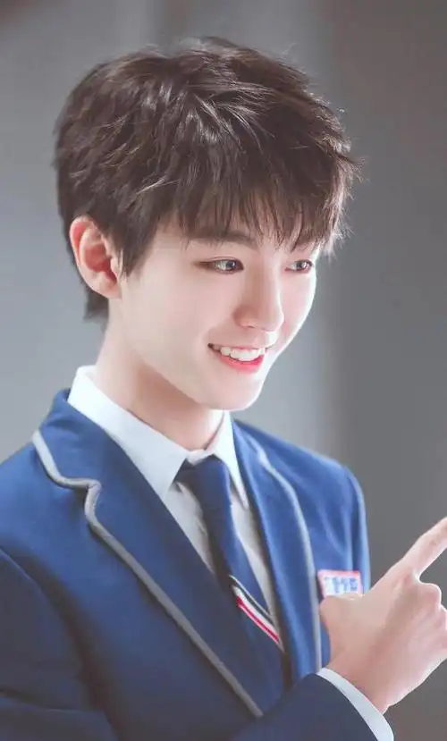 王俊凯发型变化史,可盐可甜,可清冷可温暖,可矜贵可酷man|刘海|齐刘海