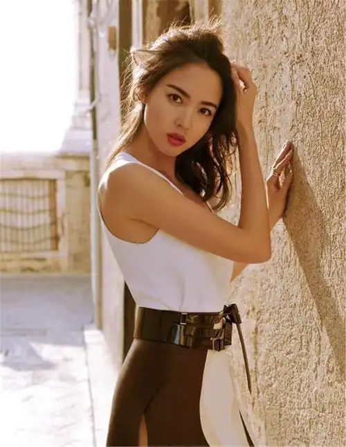 长腿性感女神张梓琳上演深v诱惑风情大片