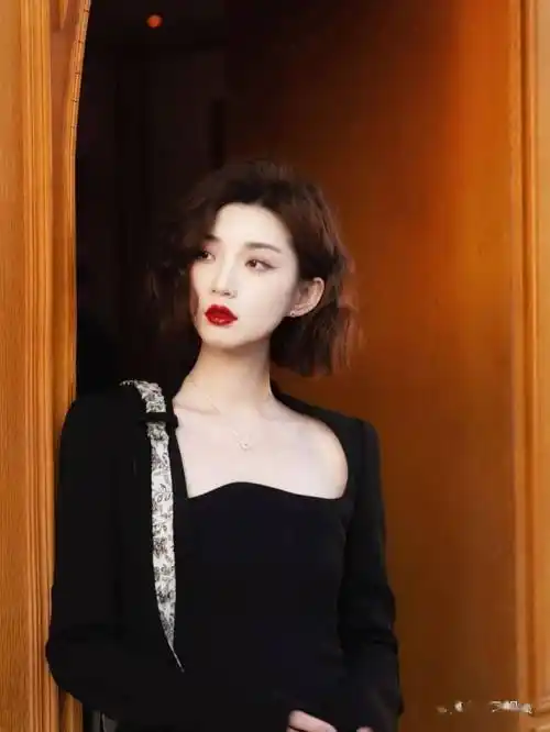 "复古港风烫发"女孩,年底烫发约起来!_发型_刘海_头发