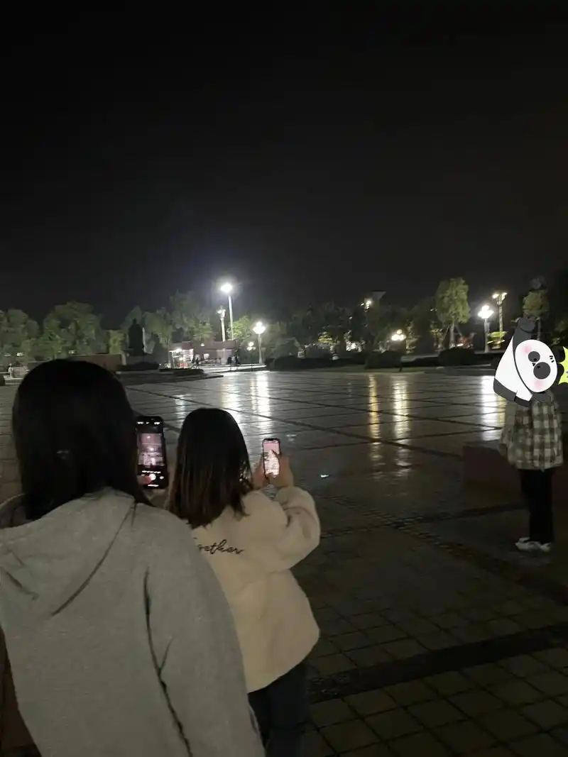 大概是大学期间最后一次晚上散步了吧.#热烈的不是青春是我们  - 抖音