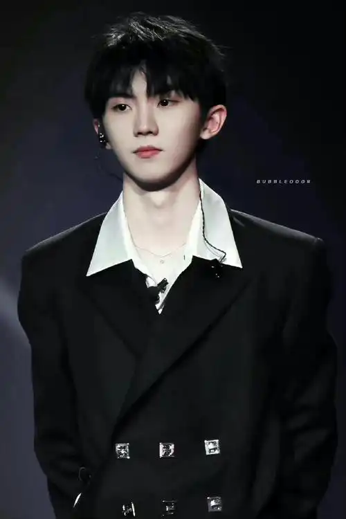 马嘉祺我们的歌高领毛衣侧颜剧照##马嘉祺我们的歌黑西装剧照