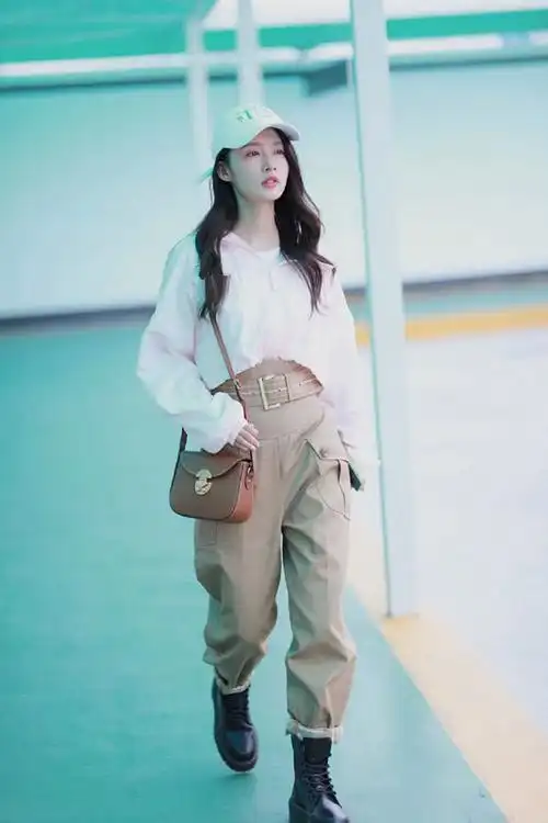 李沁穿粉色露脐连帽夹克,搭工装裤,很酷也不丢少女气息!