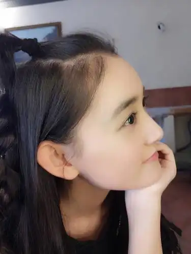 蒋依依晒表情包6连拍自拍自夸自得其乐