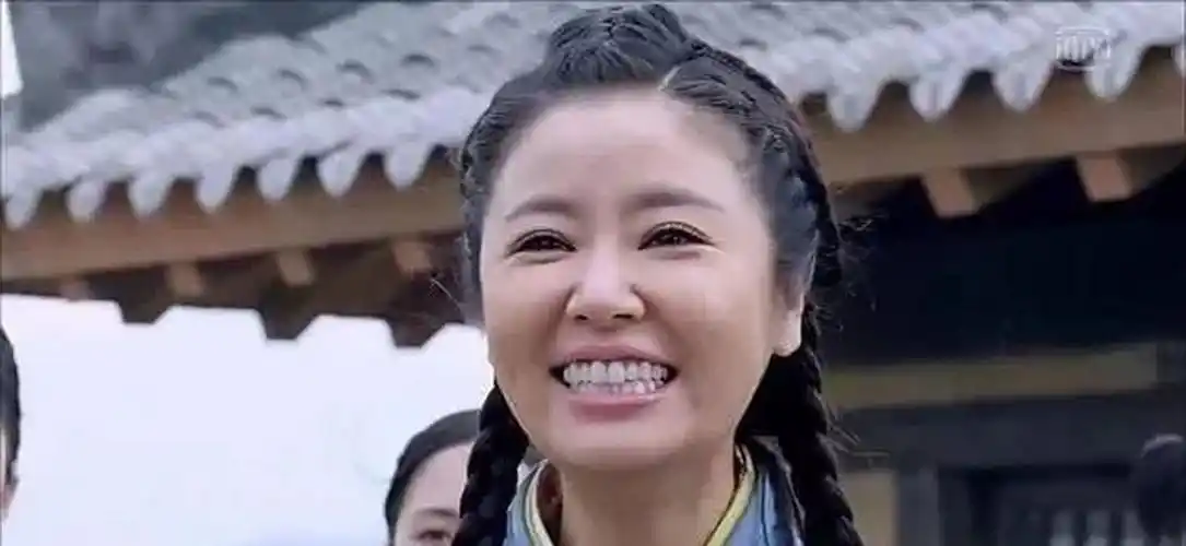 在强行扮嫩后,有人强行扮老?满脸的胶原蛋白,留下满屏尴尬