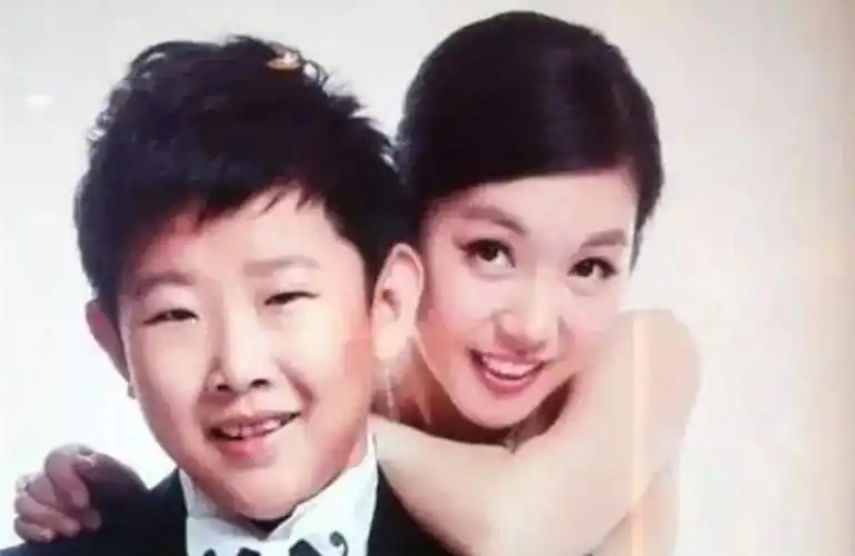 他是张国立的儿子9岁后不再发育158cm的身高娶豪妻