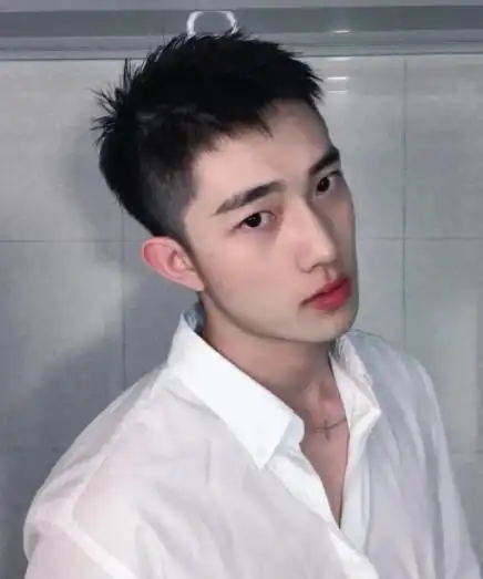 男生自然短碎发发型,邻家男孩般的温柔感