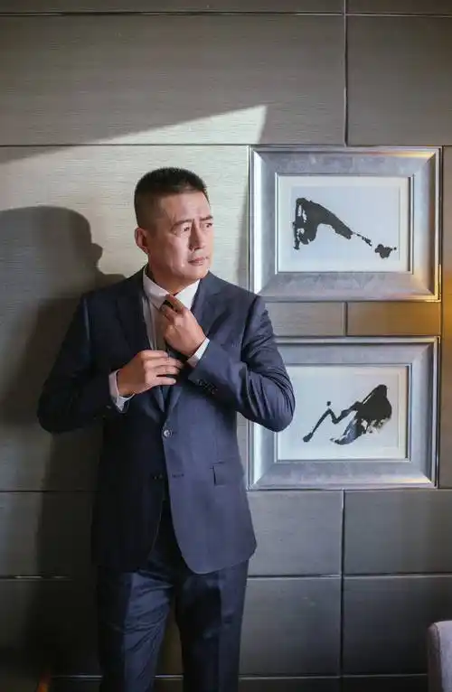 高曙光亮相时尚活动 叔圈天菜气质尽显|修身|时尚活动|演员|西装