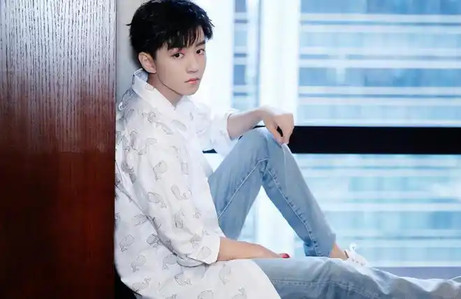 王俊凯又穿白衬衫,搭配金丝边眼镜,帅成"斯文败类"!_网易订阅