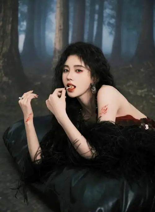 鞠婧祎血色大片