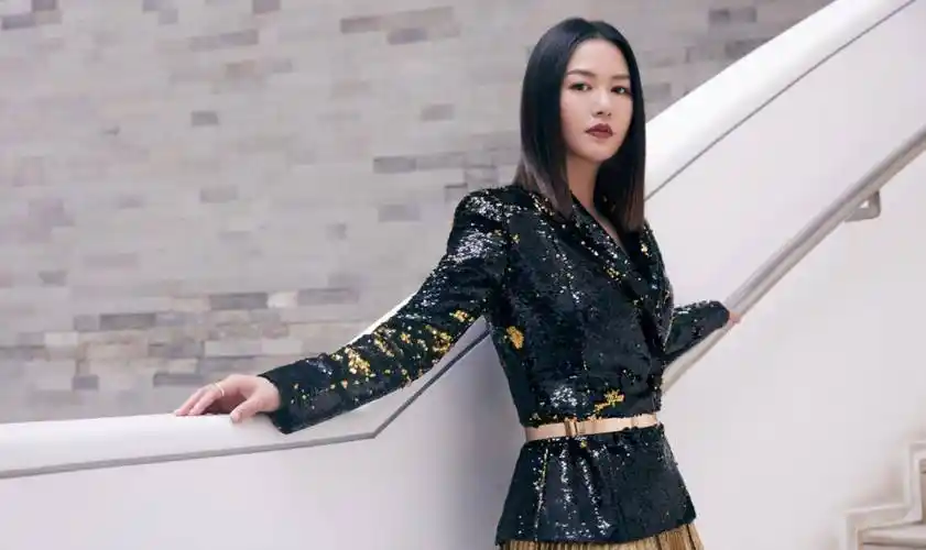 谭维维美得很霸气,穿大红色羽绒衣也掩盖不住好身材,一头短发干净利落