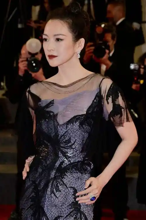 章子怡亮相戛纳红毯,清场待遇尽显大女主排面,黑化造型气场强大