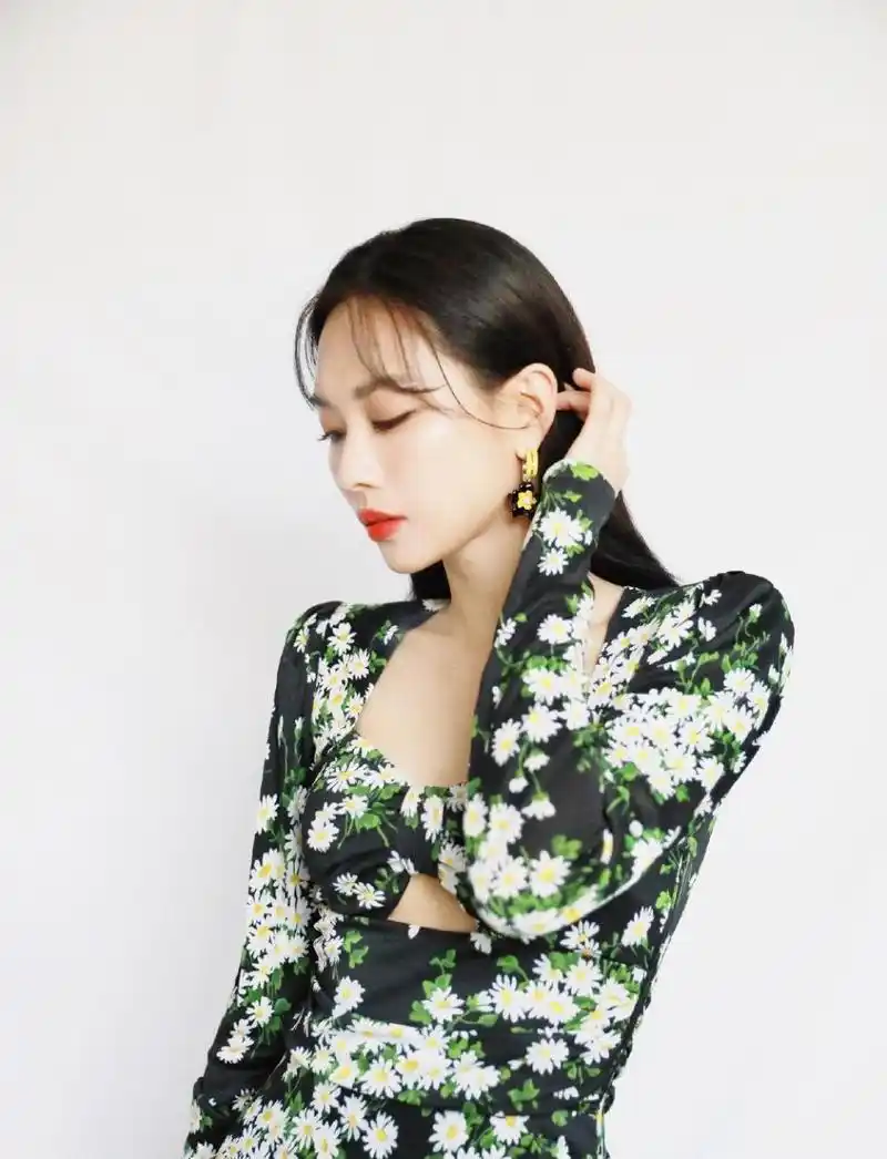 王霏霏小清新雏菊连衣裙性感写真