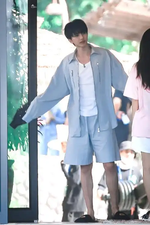 蔡徐坤奔跑吧居家风造型路透##蔡徐坤奔跑吧蓝色睡衣造型路透