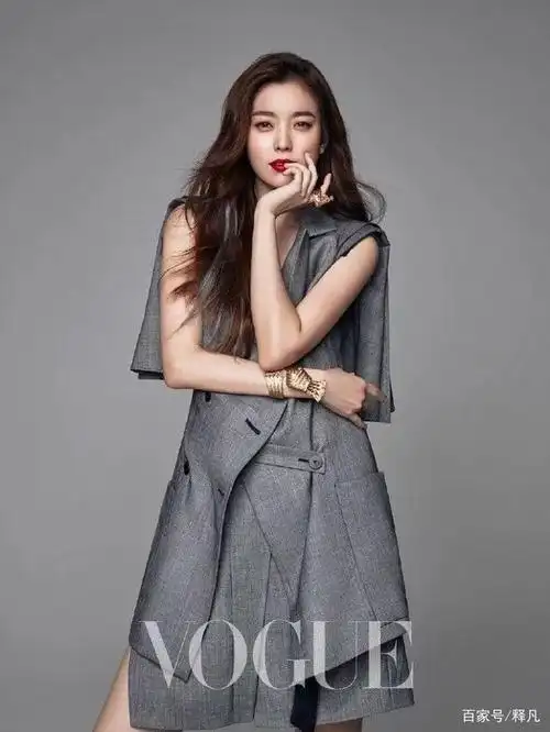 韩国女星韩孝周杂志写真大秀香肩!雪肤玉貌太性感撩人