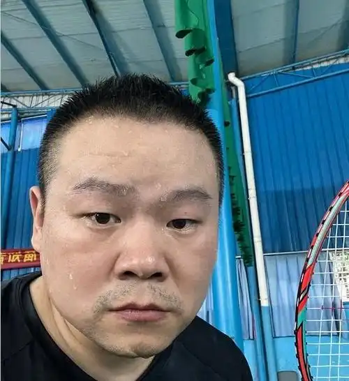 晚会说相声的时候是一个短毛寸发型,但是之前的时候岳云鹏也剃过光头