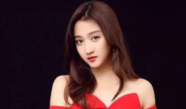 王俊凯与关晓彤补拍毕业照,学生们沸腾了,帅哥美女求合影_明星_场面