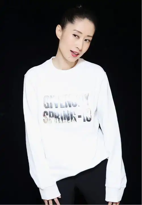 刘敏涛又一次惊艳了我大胆穿露背连衣裙亮相短发配红唇美炸了