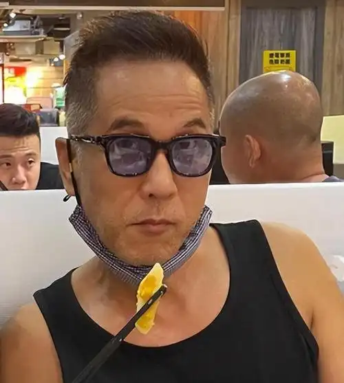 如今已经58岁的陈启泰,息影多年,与妻子坚持丁克,偶尔会通过直播的