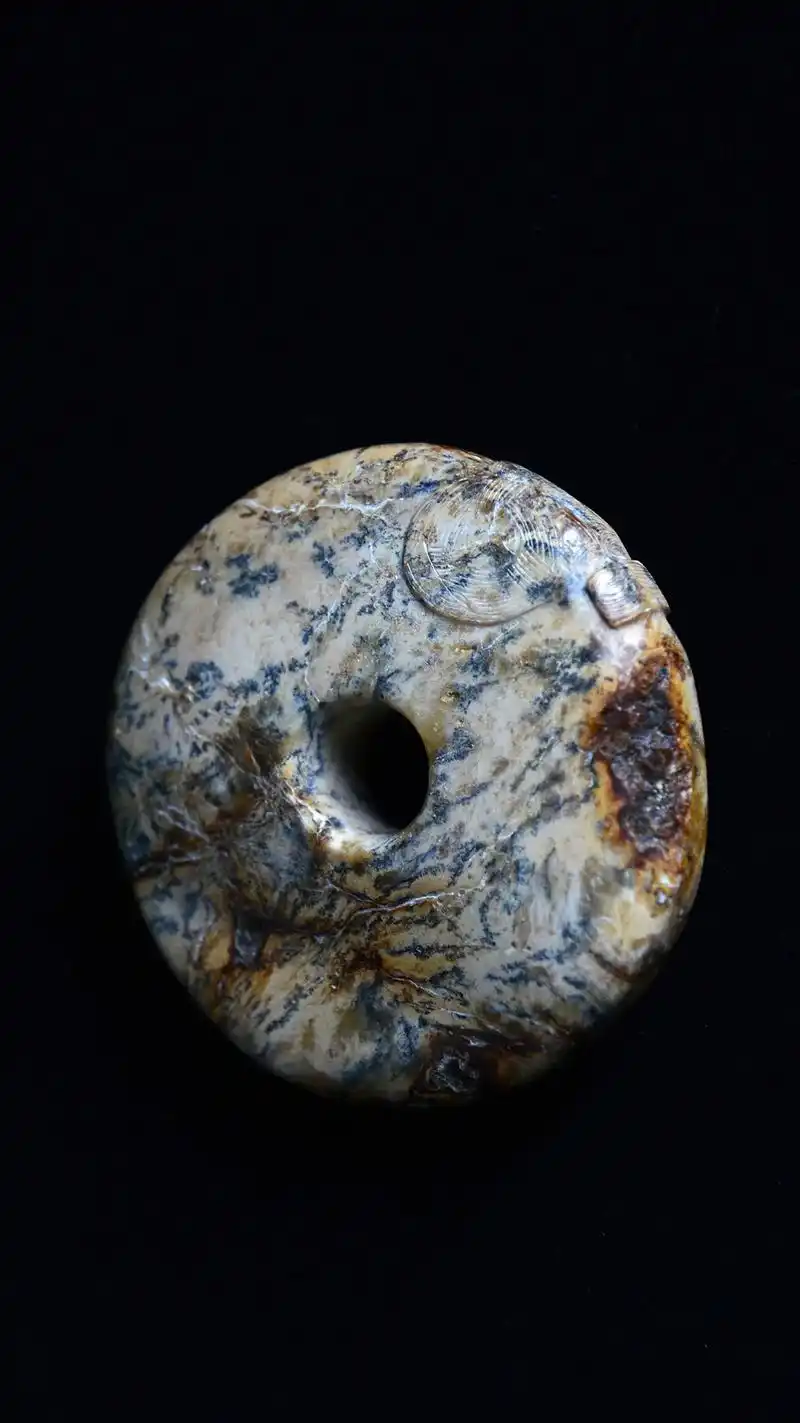 良渚小玉璧在古代社会中具有重要的地位.它不仅是一 - 抖音