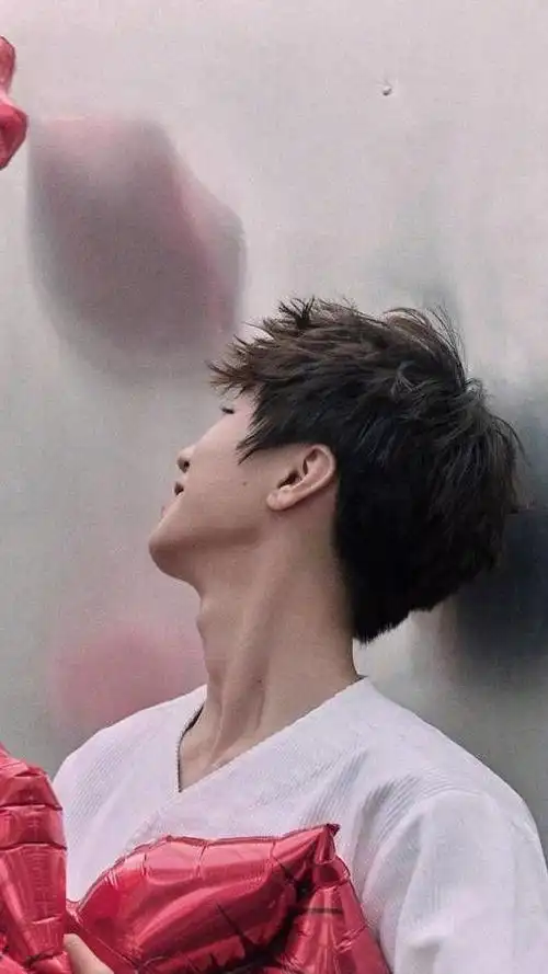 王俊凯性感喉结杀这个男人太迷人