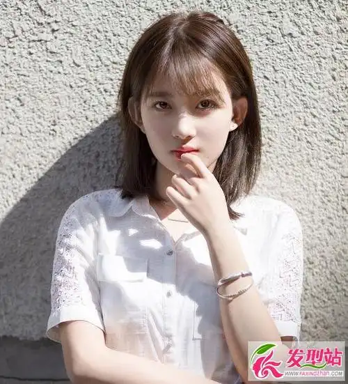 微翘齐肩短发lob,自然微扣卷的发尾修衬出女生的甜美和纯洁,薄薄的