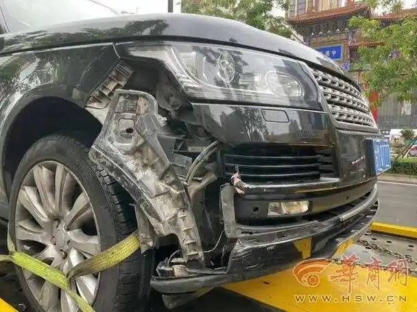 员工偷开顾客百万路虎出事故