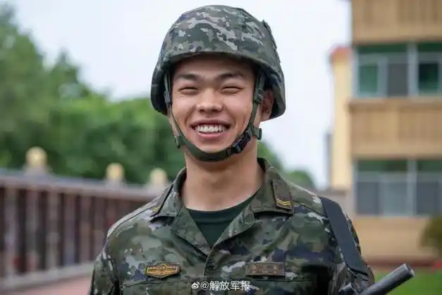 今天是世界微笑日和中国军人一起传递微笑