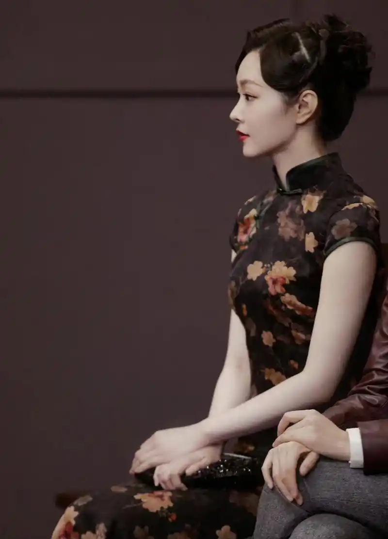 宋轶好适合穿旗袍,不笑时带着点清冷疏离,笑起来又甜美俏丽,身姿曼妙