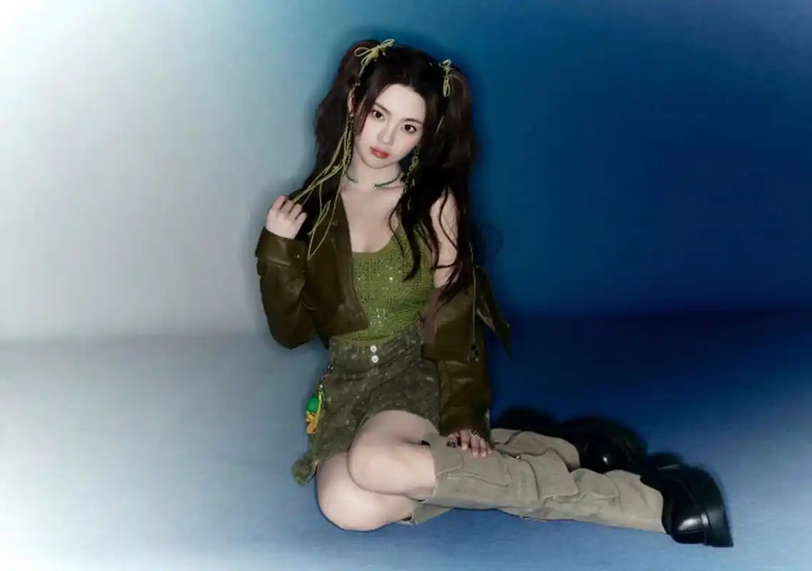 杨超越皮衣搭绿色小背心,清新甜酷十足!双马尾造型灵动可爱.