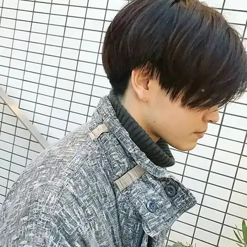 这是男生两边铲光发型的一种,三七分头发两边掏空再盖下来,侧颜帅得不