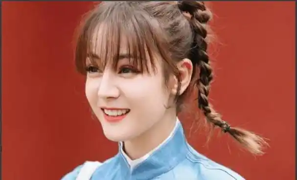 近年来,迪丽热巴频繁亮相综艺节目,尤其是在《奔跑吧》中的表现引起了