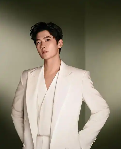 杨洋雅顾光影大片质感##杨洋纯白西装大片