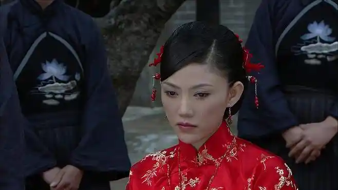 围屋里的桃花:绿蚕要嫁人,穿上嫁衣后太惊艳,根本不像个寡妇!