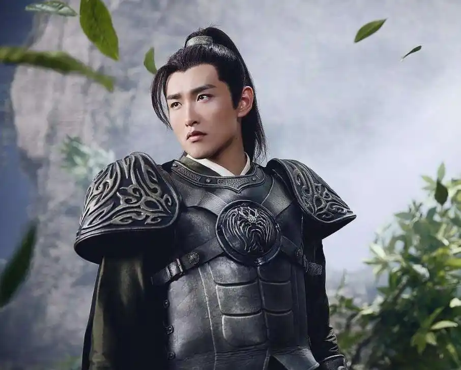 王彦霖在《楚乔传》里饰演超级大反派,诡计多端,心狠手辣,为了突显