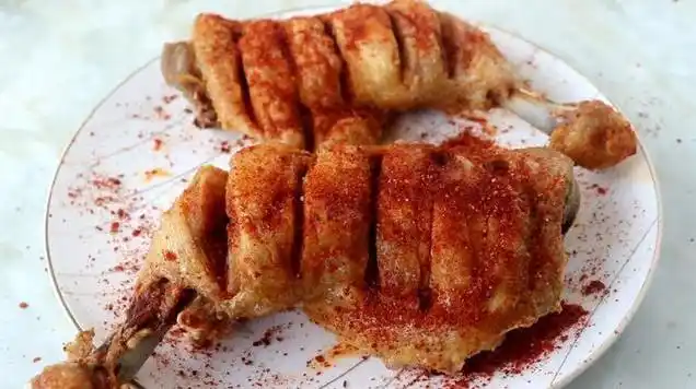 炸鸡腿时,别着急下锅炸,记好这些小技巧,鸡腿酥脆不油腻!